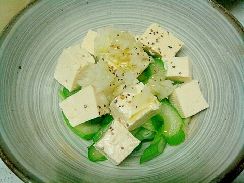 セロリ、酢玉葱の豆腐のイタリアンサラダ